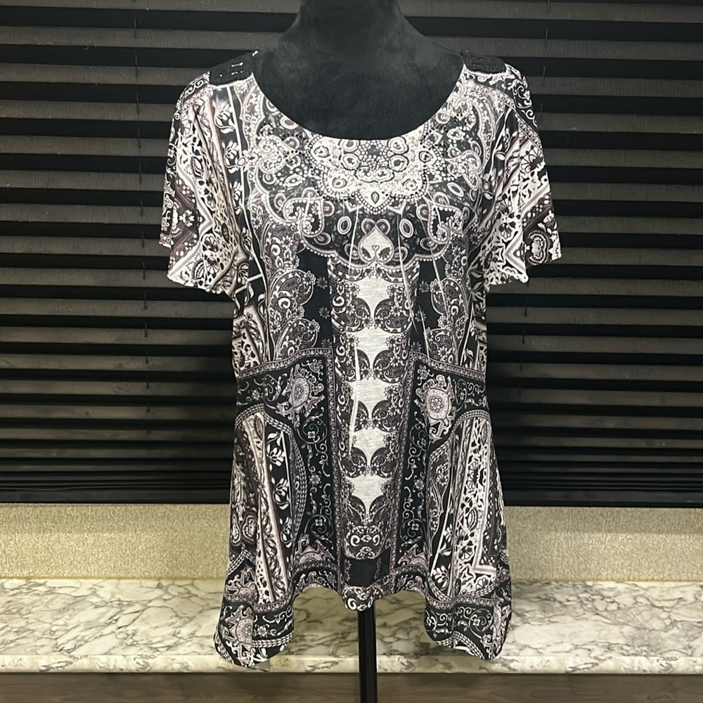 Unity‎ World Wear Women’s Black White & Purple Print w Studded Accent SS Tee Med